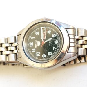Women's Seiko 5 automatic wristwatch features a black military-style 21J