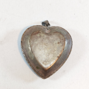 vintage metal/brass hallo heart-shaped trinket box pendant 1.5"