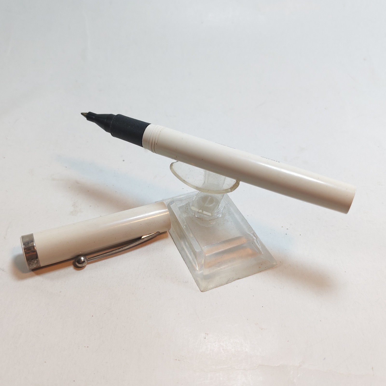 VINTAGE SHEAFFER NO NONSENSE WHITE CHROME TRIM BALLPOINT PEN REFILL REQUIRED detail photograph
