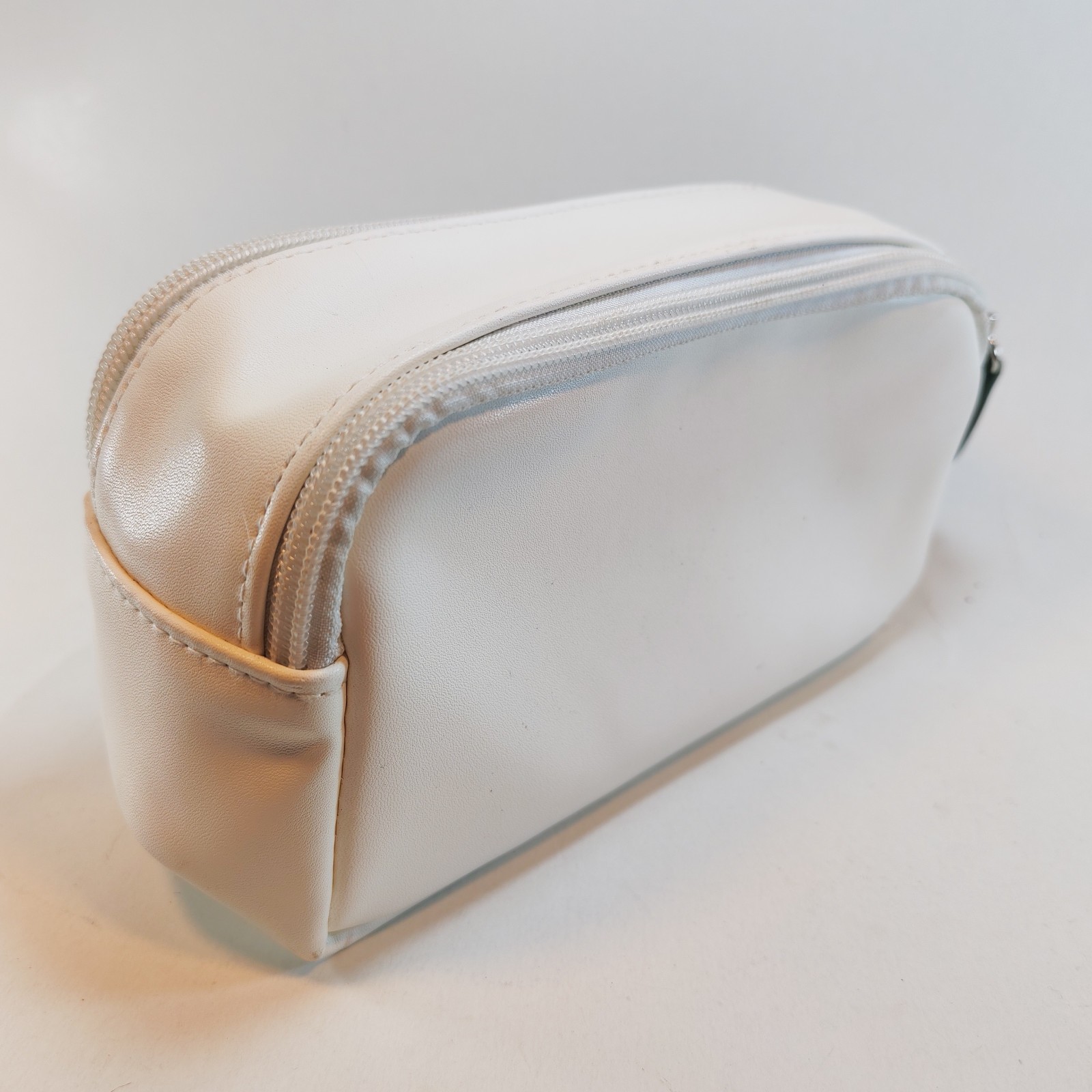 Saudi Arabia Airlines Saudia- Business Class Travel Toilet Bag detail photograph