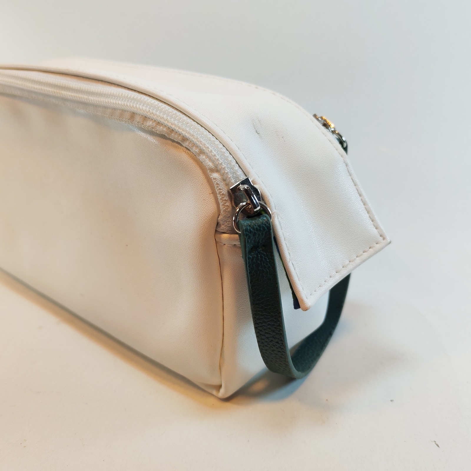 Saudi Arabia Airlines Saudia- Business Class Travel Toilet Bag detail photograph