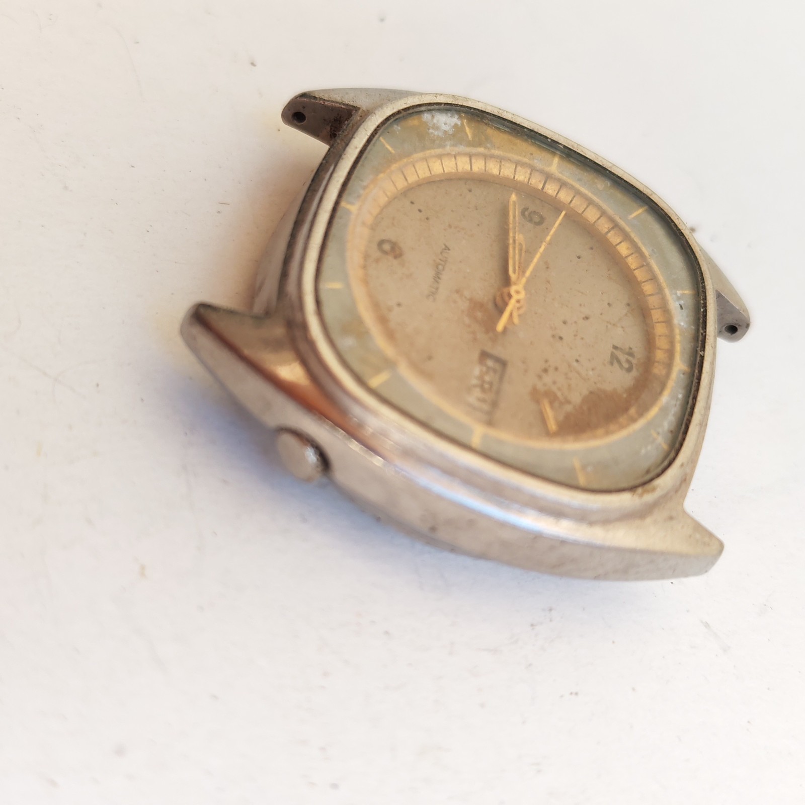 vintage Seiko 5 automatic wristwatch rectangular case not working34mm detail photograph
