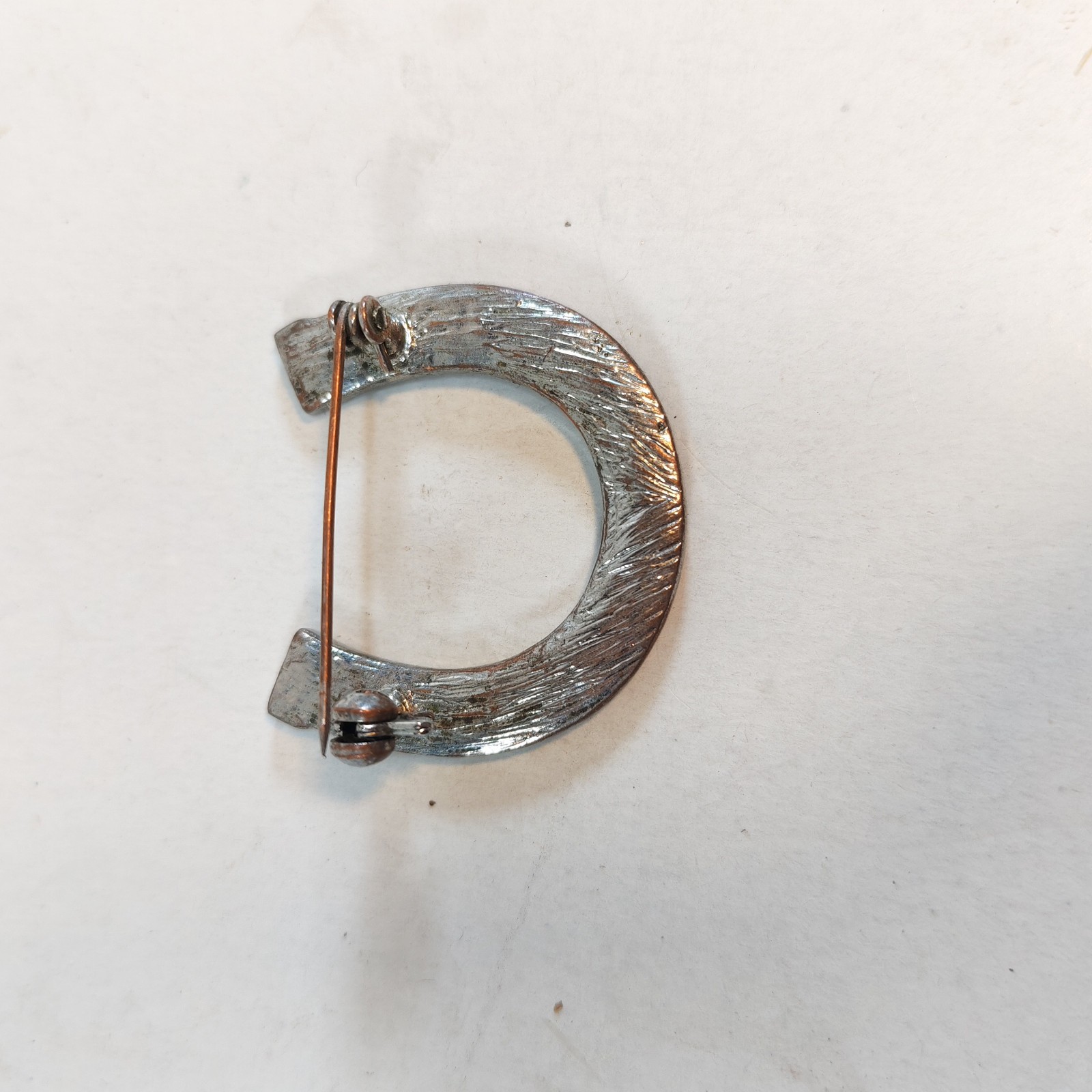 vintage horseshoe-shaped brooch 1 5 detail photograph