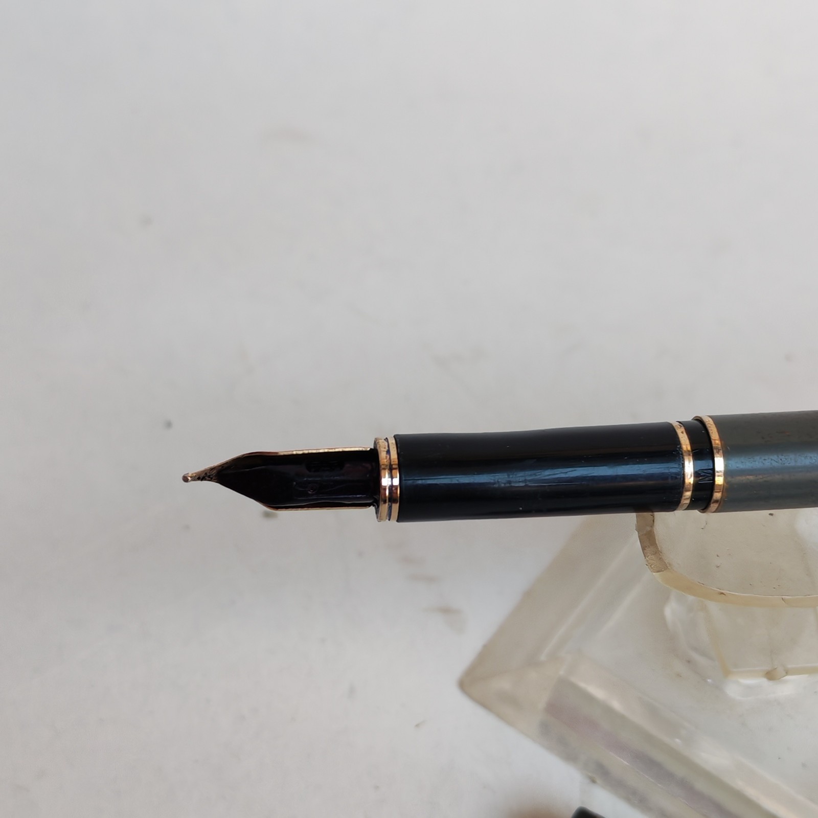 Sheaffer fashion fountain pen grey body with scratches dent nib detail photograph