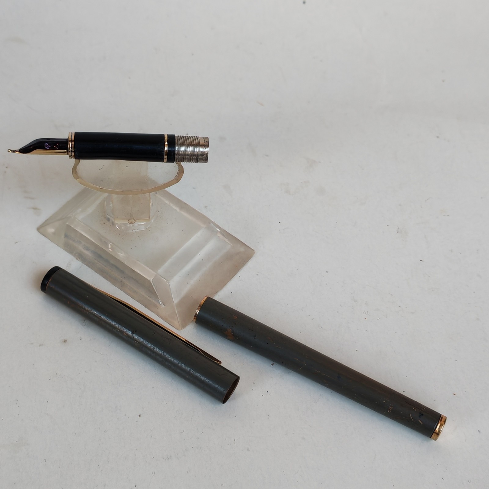 Sheaffer fashion fountain pen grey body with scratches dent nib detail photograph
