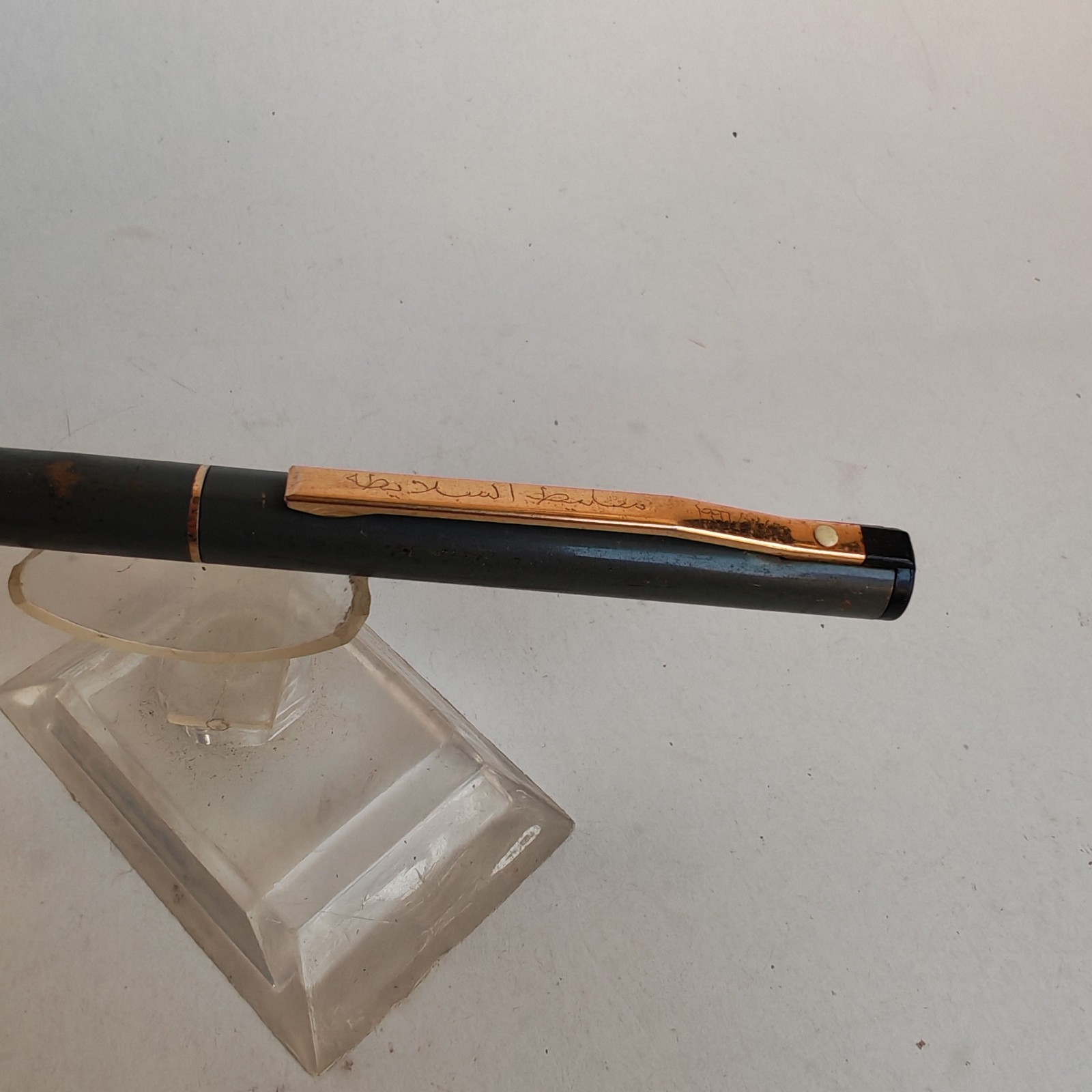 Sheaffer fashion fountain pen grey body with scratches dent nib detail photograph