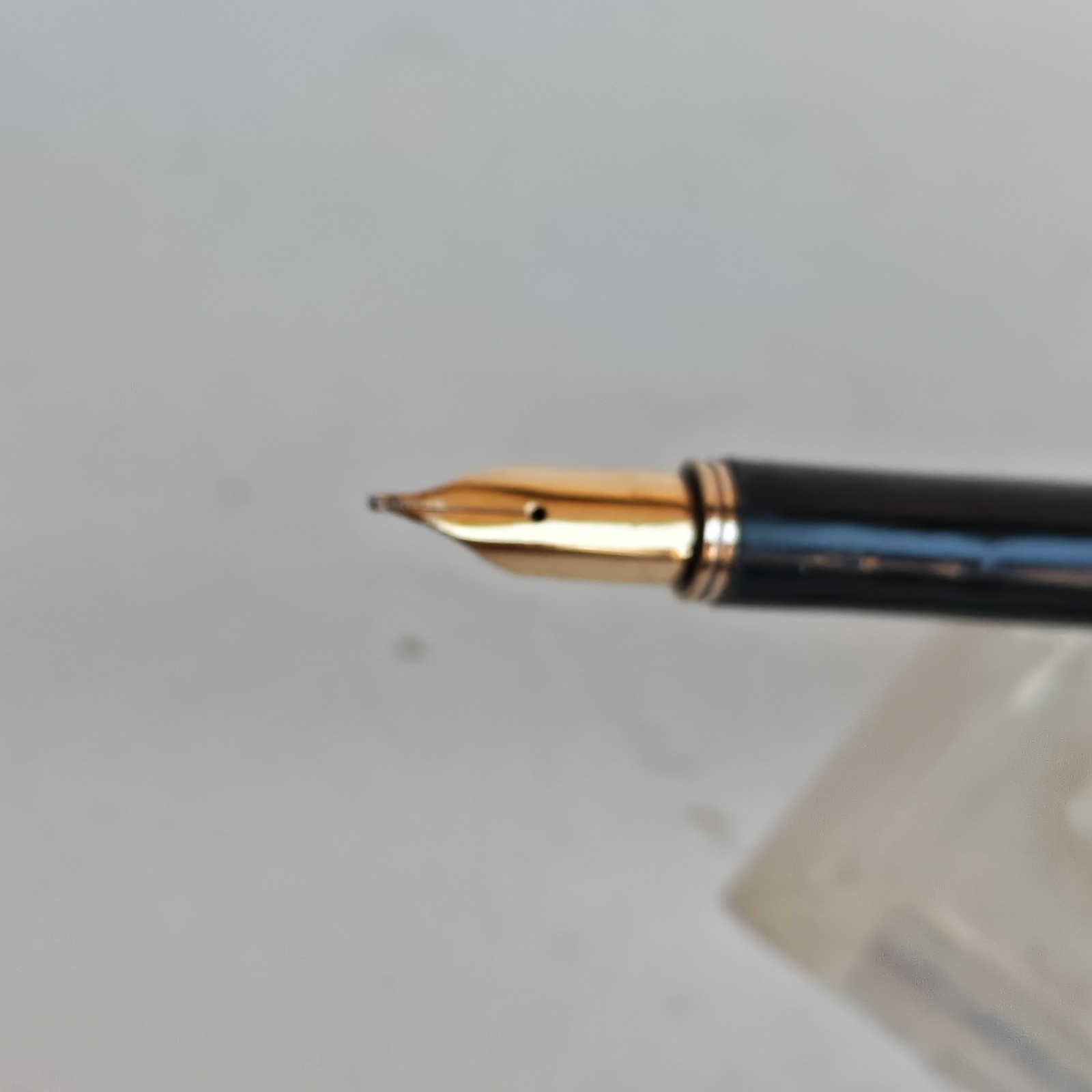 Sheaffer fashion fountain pen grey body with scratches dent nib detail photograph