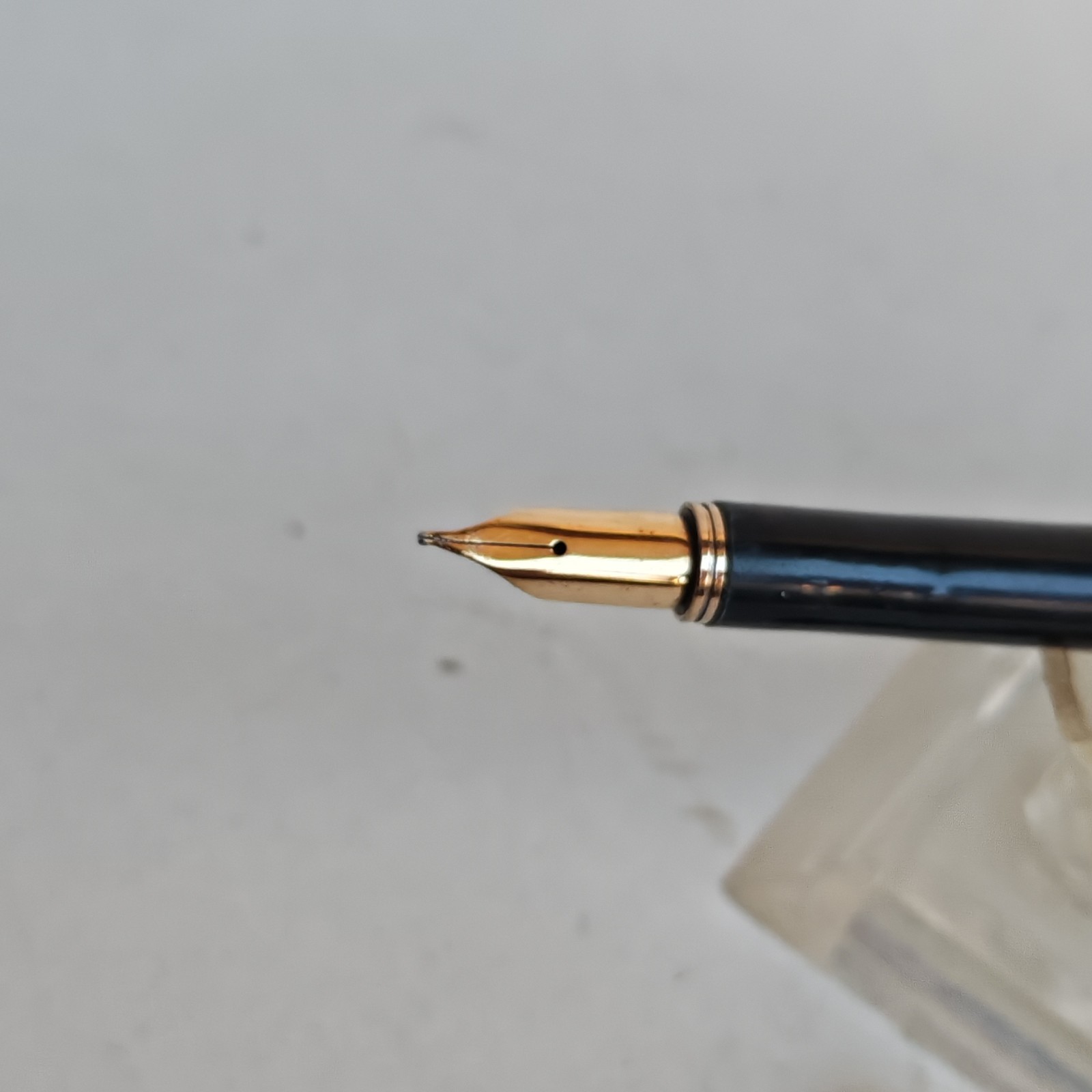 Sheaffer fashion fountain pen grey body with scratches dent nib detail photograph