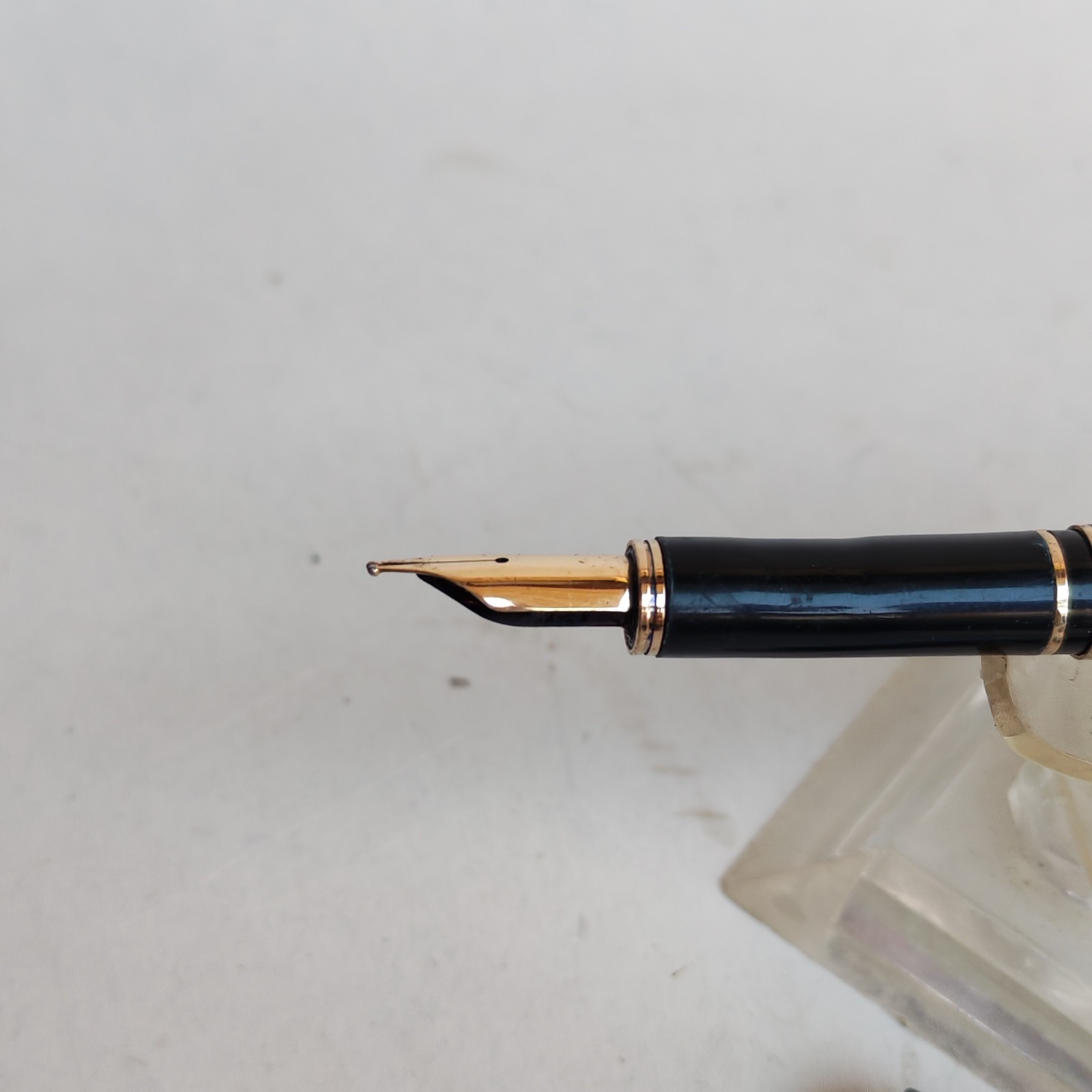 Sheaffer fashion fountain pen grey body with scratches dent nib detail photograph