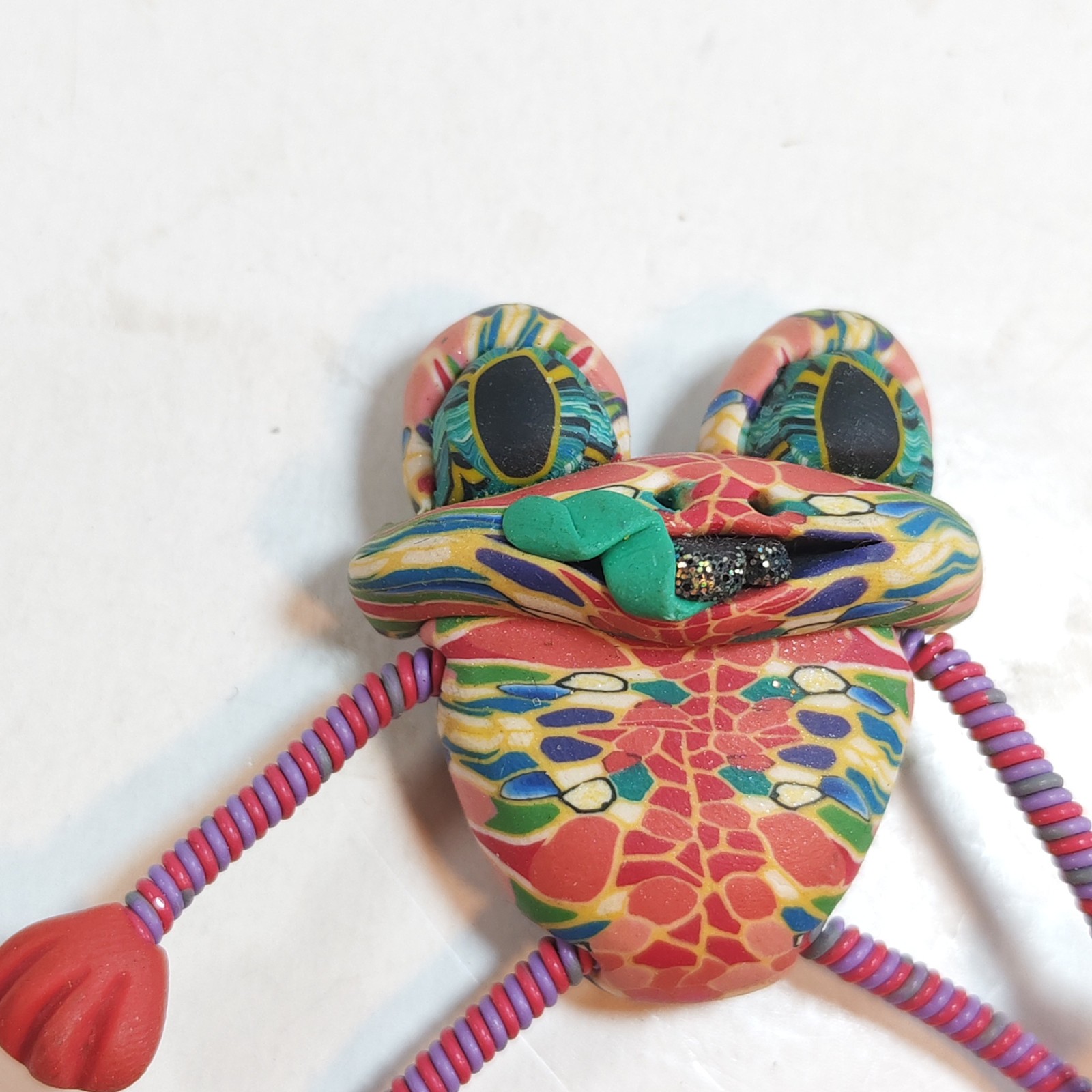 Handmade frog brooch Joyco Fritz 3 detail photograph