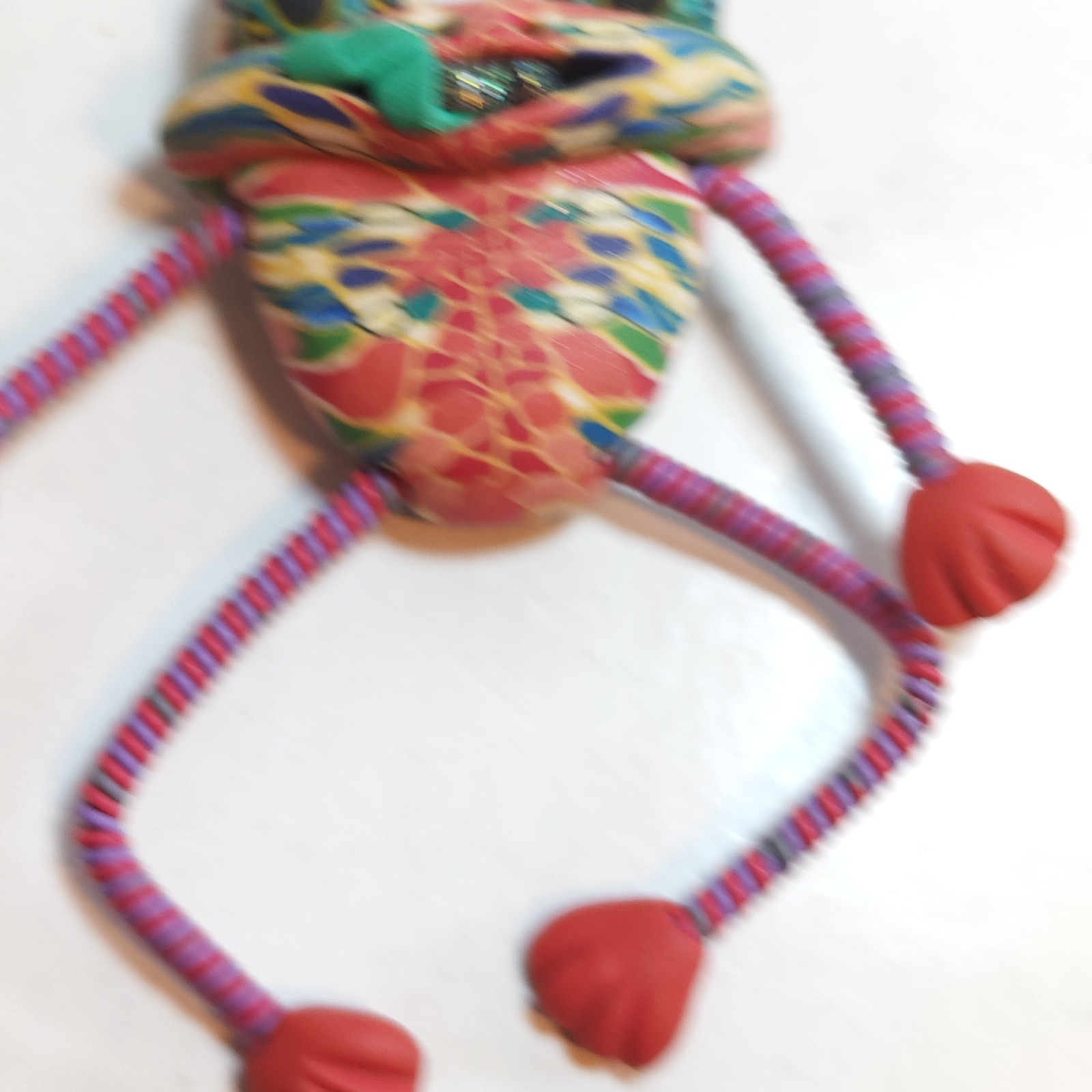 Handmade frog brooch Joyco Fritz 3 detail photograph