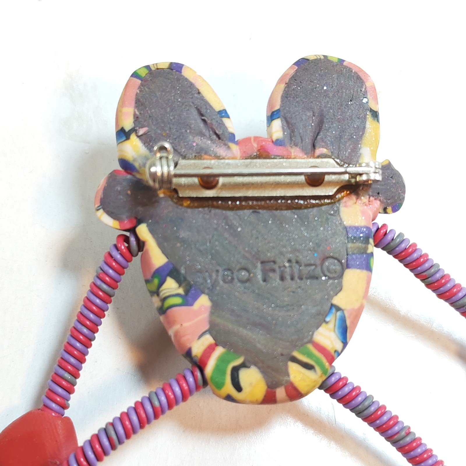 Handmade frog brooch Joyco Fritz 3 detail photograph