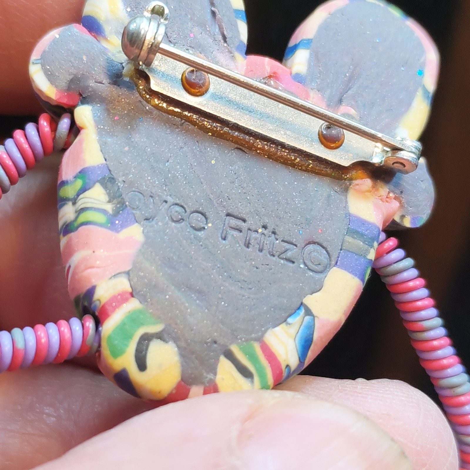 Handmade frog brooch Joyco Fritz 3 detail photograph