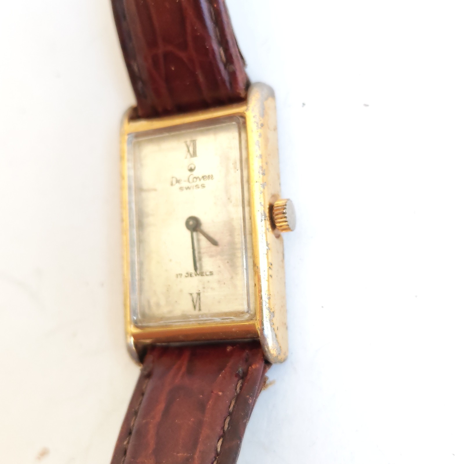 vintage De Coven Geneve Swiss-made wristwatch with a rectangular face and 17 j detail photograph