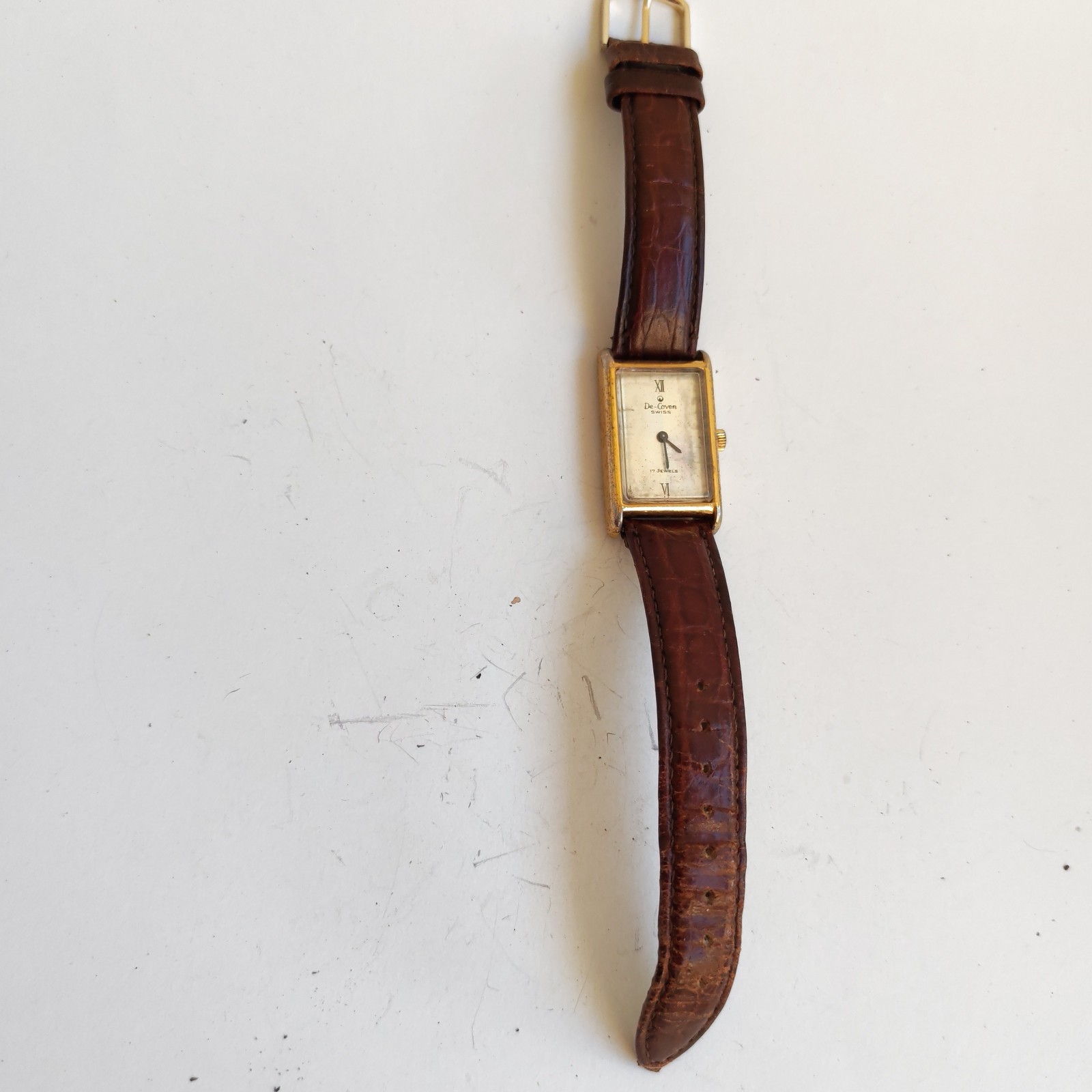 vintage De Coven Geneve Swiss-made wristwatch with a rectangular face and 17 j detail photograph