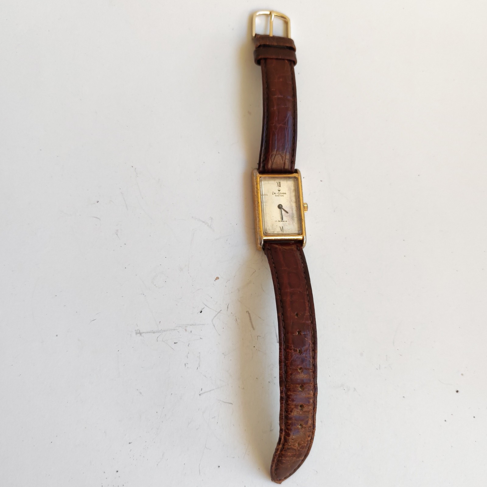 vintage De Coven Geneve Swiss-made wristwatch with a rectangular face and 17 j detail photograph