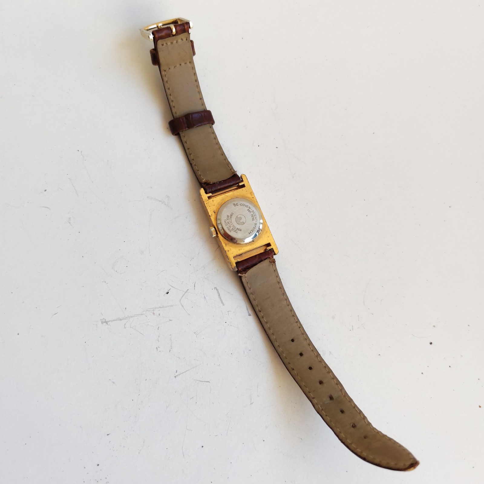 vintage De Coven Geneve Swiss-made wristwatch with a rectangular face and 17 j detail photograph