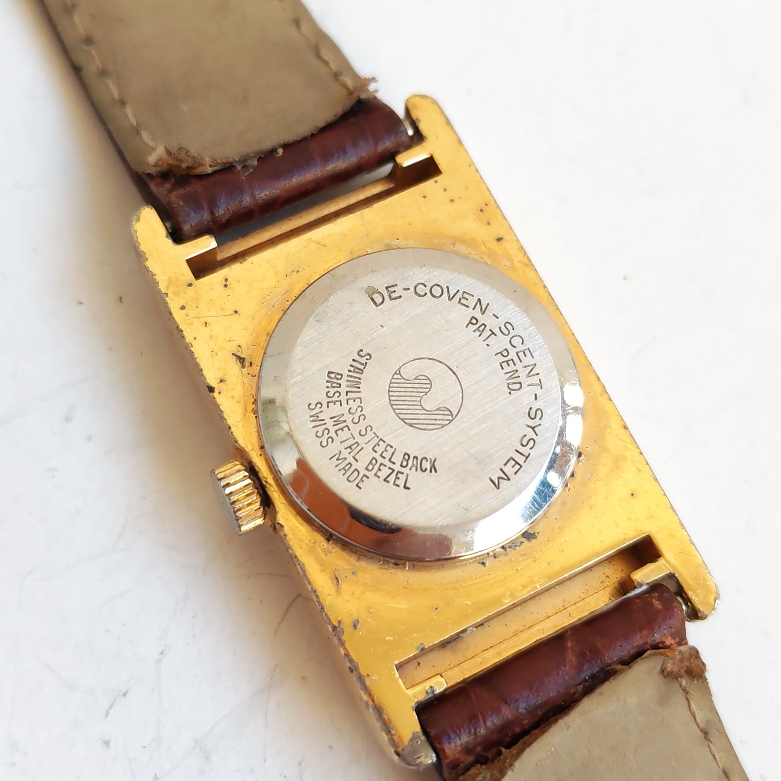 vintage De Coven Geneve Swiss-made wristwatch with a rectangular face and 17 j detail photograph