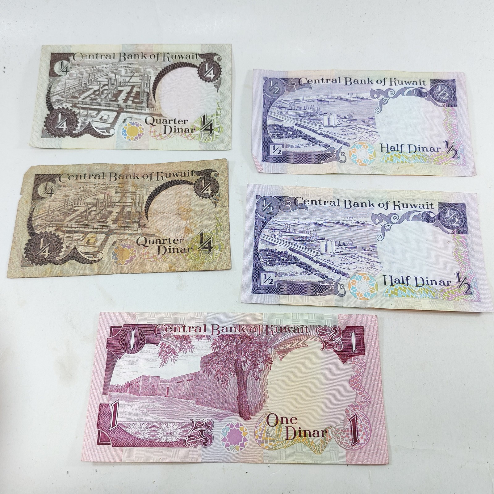 Lot of 5 Banknotes from Kuwait lot detail photograph