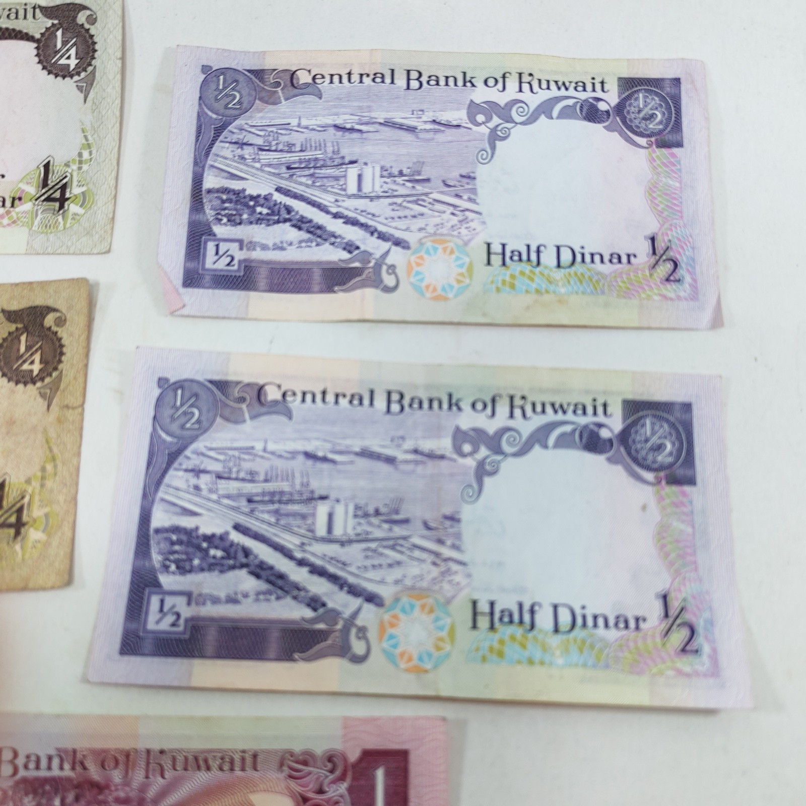 Lot of 5 Banknotes from Kuwait lot detail photograph