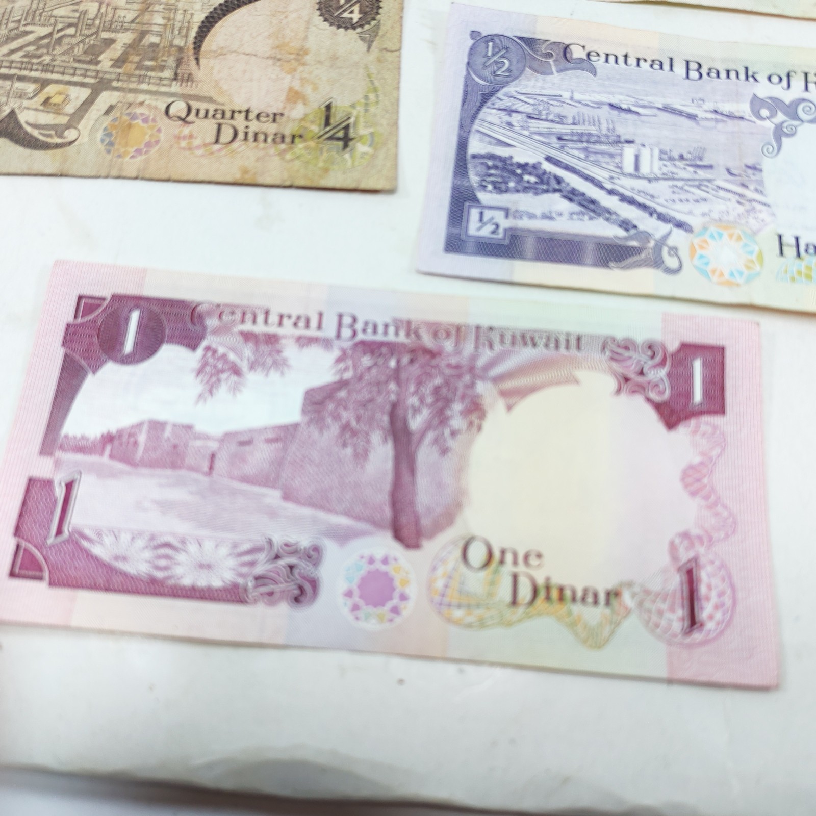 Lot of 5 Banknotes from Kuwait lot detail photograph